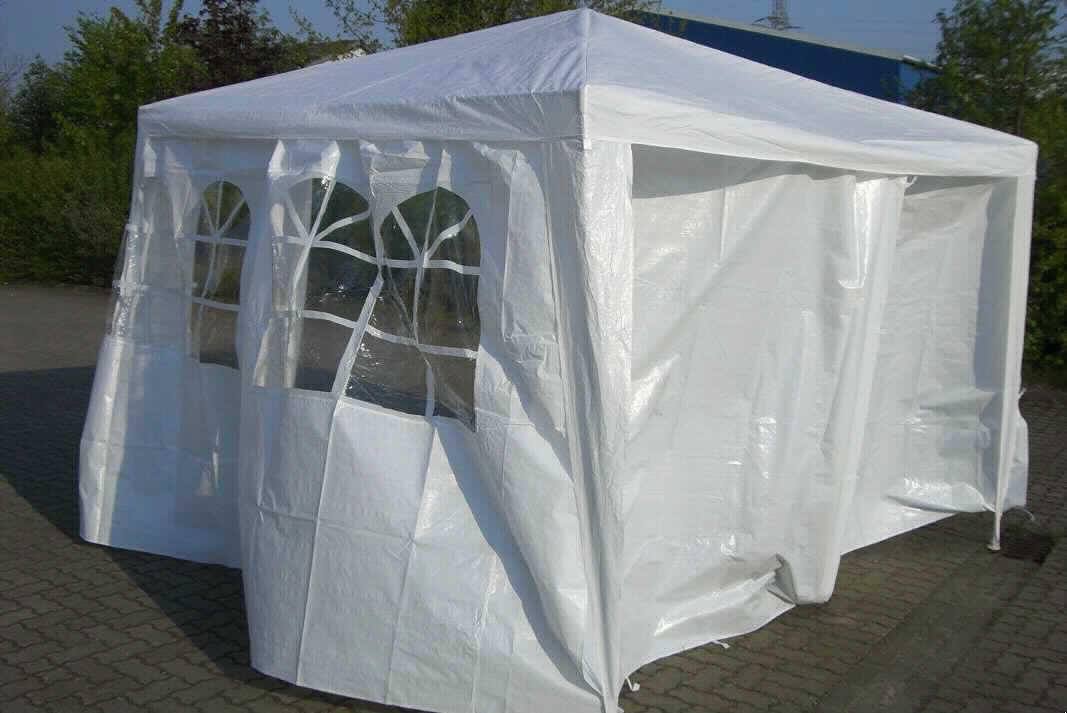Zelt, sog. Gartenpavillon, Grundfläche 3 m x 3 m, siehe Foto,
- bestehend aus einem Stahlrohrgestänge und - charakterbestimmend - aus einem 0,2 mm 
  dicken, weißen Gewebe aus Streifen aus synthetischer Spinnmasse (Polyethylen), mit 
  einer augenscheinlichen Streifenbreite von weniger als 5 mm; laut ergänzenden Antrags- 
  angaben sind die Gewebe auf beiden Seiten mit Kunststoff bestrichen; die Gewebe weisen 
  auf beiden Seiten lediglich einen Glanz auf, ein Überziehen mit einer Kunststofffolie ist mit 
  bloßem Auge nicht wahrnehmbar (somit keine Ware des Kapitels 39),
- durch Zusammennähen konfektioniert; zerlegt eingehend,
- die Gewebe bilden das Dach und die vier Seitenteile, dadurch wird ein geschlossener Raum 
  gebildet; die Ware erfüllt daher die Begriffsbestimmung für ein "Zelt",
- teilweise weisen die Seitenteile bogenförmige "Fenster" (sog. Kirchenfenster) aus durch- 
  sichtiger Kunststofffolie auf,
- mit Zubehör (z. B. Eckverbindungen, Bodenhaken), das die Einreihung nicht beeinflusst.