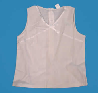 Zweiteilige Zusammenstellung (Bluse und Rock), sog. festliche Kinderkleidung (Modell 7308086), Größe 116, siehe Fotos,
-  in gemeinsamer Aufmachung für den Einzelverkauf,
-  keine Kombination, weil der Rock eine zusätzliche Lage aus transparenten Geweben auf- 
   weist; die beiden Kleidungsstücke sind u.a. deshalb nicht aus ein und demselben Flächen- 
   erzeugnis hergestellt,
-  Bluse:
-- aus 0,5 mm dicken, einfarbigen Geweben aus lt. Antrag 55% Leinen und 45% Baumwolle,
-- über die Taille reichend (Rückenlänge: 37 cm),
-- mit einem V-förmigen Ausschnitt mit einer Einfassung aus Satingeweben,
-- ärmellos,
-- vorn ohne Öffnung und ohne Verschluss, somit ohne Merkmale, die auf einen bestimmten 
   Trägerkreis schließen lassen (unisex),
-- hinten mit einer vom oberen Rand ausgehenden, ca. 19 cm langen Öffnung mit Reiß- 
   verschluss,
-- am unteren Rand durch Umschlagen und Festnähen gesäumt.