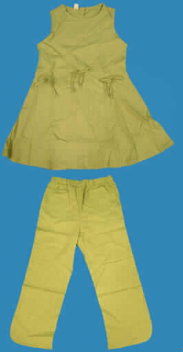 Kombination (Bluse und lange Hose), sog.festliche Kinderkleidung (Modell 7308087), Größe 128, siehe Fotos,
-  gemeinsam in einem Polybeutel für den Einzelverkauf aufgemacht,
-  aus 0,5 mm dicken, einfarbigen Geweben aus lt. Antrag 55% Leinen und 45% Baumwolle,
-  vollständig aus ein und demselben Flächenerzeugnis hergestellt und gleich in Struktur, 
   Stil, stofflicher Zusammensetzung, Farbe und Größe,
-  Bluse:
-- über den halben Oberschenkel, aber nicht über die Knie hinausreichend (Rückenlänge: 67 
   cm),
-- ärmellos; mit einem runden, leicht halsfernen Ausschnitt,
-- im Rücken mit einer durchgehenden Öffnung mit Knopfverschluss (unisex); der unterste 
   Knopf befindet sich 24 cm oberhalb des unteren Randes (nicht schrittbedeckend, somit 
   kein Kleid),
-- vorn mit drei angenähten Zierschleifen; am unteren Rand gesäumt,
-  lange Hose:
-- in der Taille abschließend, mit einem 3 cm breiten, elastischen Taillenbund,
-- ohne Öffnung und ohne Verschluss (unisex),
-- vorn mit zwei Eingrifftaschen,
-- mit knöchellangen Hosenbeinen; an den Beinabschlüssen gesäumt.