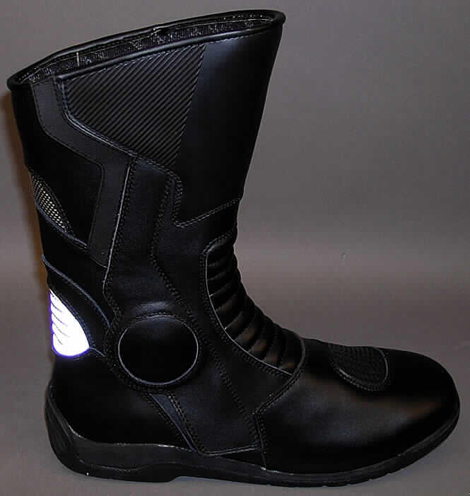 Freizeitstiefel (Motorradstiefel), siehe Photographie
- mit Laufsohlen aus (lt. Antrag) Kunststoff,
- mit Oberteil (geschlossenes Blatt) aus Leder (den größten Teil der Außenfläche bildend) 
  und Kunststoff (reine Kunststofflage sowie Spinnstofferzeugnis mit einer mit bloßem Auge 
  wahrnehmbaren Außenschicht  aus Kunststoff),
- mit Kunststoffschutz in der Vorderkappe (damit nicht UPos. 6403 4000),
- den Knöchel, jedoch nicht die Wade bedeckend,
- mit einer Länge der Innensohle von mehr als 24 cm,
- nicht als Männer- oder Frauenschuhe erkennbar