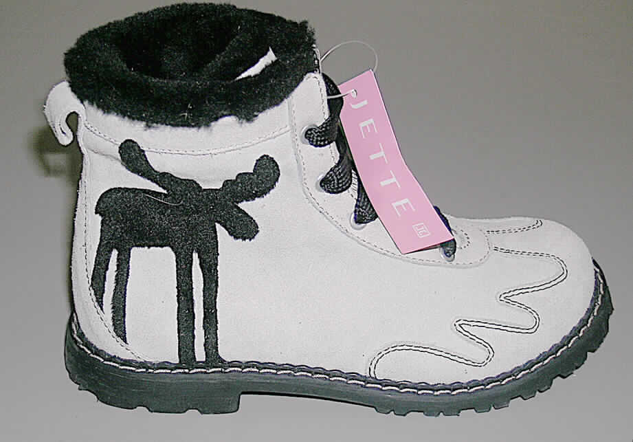 Freizeitschuhe - siehe Abbildung
- mit Laufsohlen aus Kautschuk (lt. Antrag)
- mit Oberteil aus Leder
- mit Verzierung in der Form einer scherenschnittartigen Tierfigur
- ohne Metallschutz in der Vorderkappe
- den Knöchel, jedoch nicht die Wade bedeckend (nicht über die dickste Stelle der Wade 
  hinausreichend)
- mit einer Länge der Innensohle von weniger als 24 cm
- ausgestattet mit Schnürverschluss
