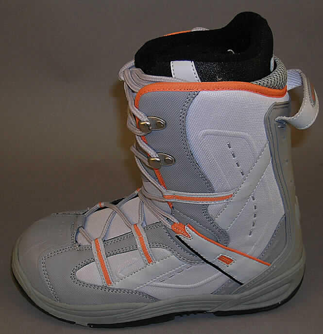 Sportschuhe/ Snowboardschuhe (lt. Antrag: "Damen und Herren Snowboardschuhe", siehe Photographie)
- mit Laufsohlen aus (lt. Antrag) Kautschuk ,
- mit Oberteil aus Kunststoff (reine Kunststofflage sowie Spinnstofferzeugnis mit einer mit 
  bloßem Auge wahrnehmbaren Außenschicht aus Kunststoff; den größten Teil der 
  Außenfläche bildend) und Spinnstoff,
- auf das Oberteil sind an mehreren Stellen Stücke aus Spinnstoff und Kunststoff als 
  Verstärkungsteile aufgesetzt,
- mit einem Schnürsenkelverschluss,
- mit einem herausnehmbaren Innenschuh