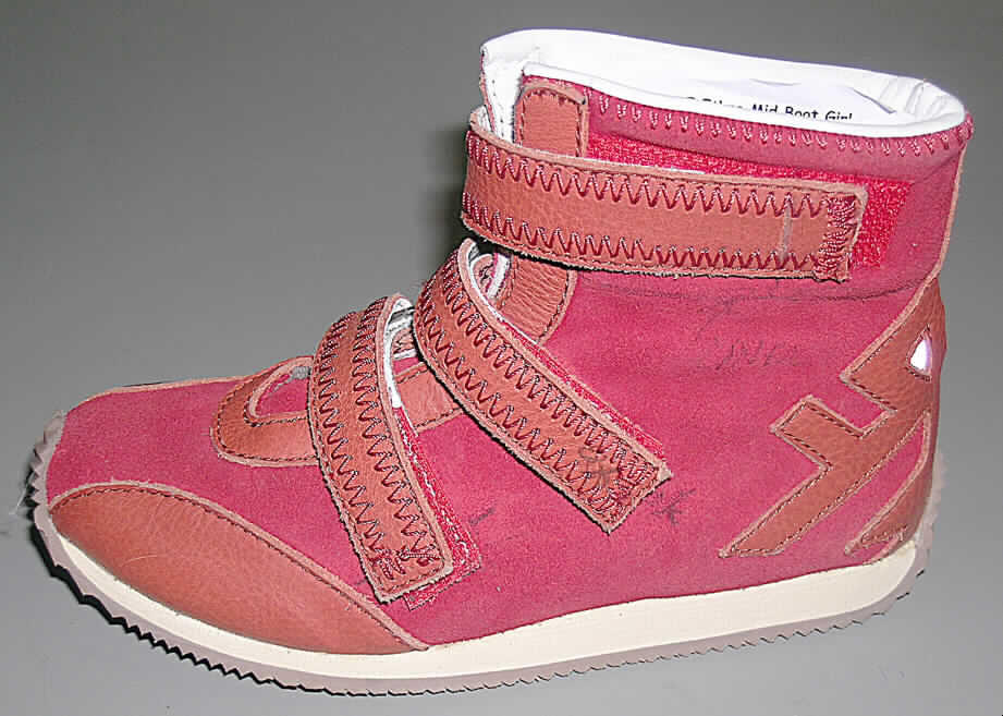 Freizeitschuhe - siehe Abbildung
- mit Laufsohlen aus Kautschuk (lt. Antrag)
- mit Oberteil aus Leder
- mit Verstärkungsteilen aus Leder
- mit drei Klettverschlussbändern
- ohne Metallschutz in der Vorderkappe
- den Knöchel, jedoch nicht die Wade bedeckend (nicht über die dickste Stelle der Wade 
  hinausreichend)
- mit einer Länge der Innensohle von weniger als 24 cm
- nicht für Sportzwecke geeignet
