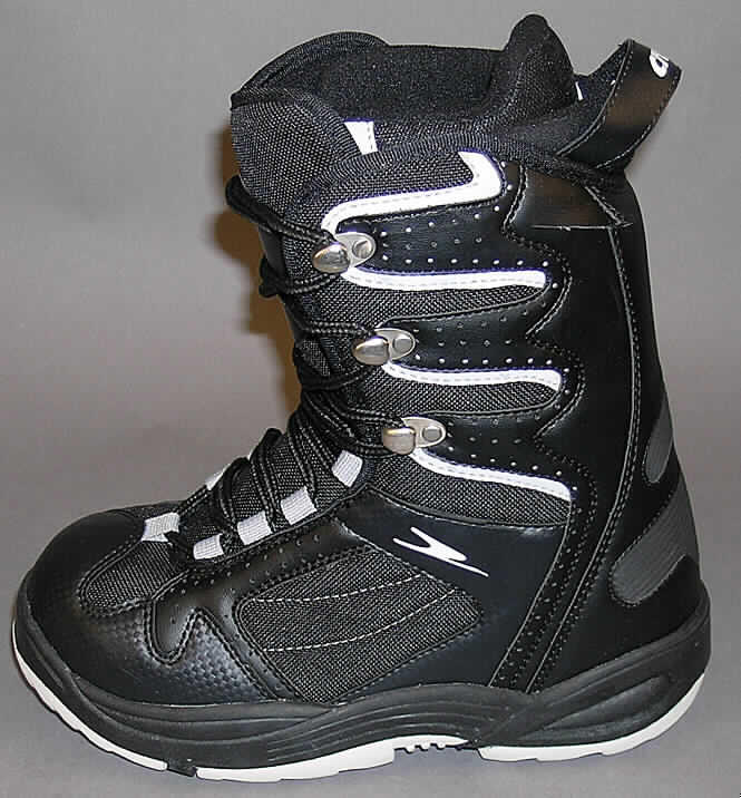 Sportschuhe/ Snowboardschuhe (lt. Antrag: "Damen und Herren Snowboardschuhe", siehe Photographie)
- mit Laufsohlen aus (lt. Antrag) Kautschuk,
- mit Oberteil aus Kunststoff (reine Kunststofflage sowie Spinnstofferzeugnis mit einer mit 
  bloßem Auge  wahrnehmbaren Außenschicht aus Kunststoff; den größten Teil der 
  Außenfläche bildend) und Spinnstoff,
- auf das Oberteil sind an mehreren Stellen Stücke aus Kunststoff als Verstärkungsteile 
  aufgesetzt,
- mit einem Schnürsenkelverschluss,
- mit einem herausnehmbaren Innenschuh