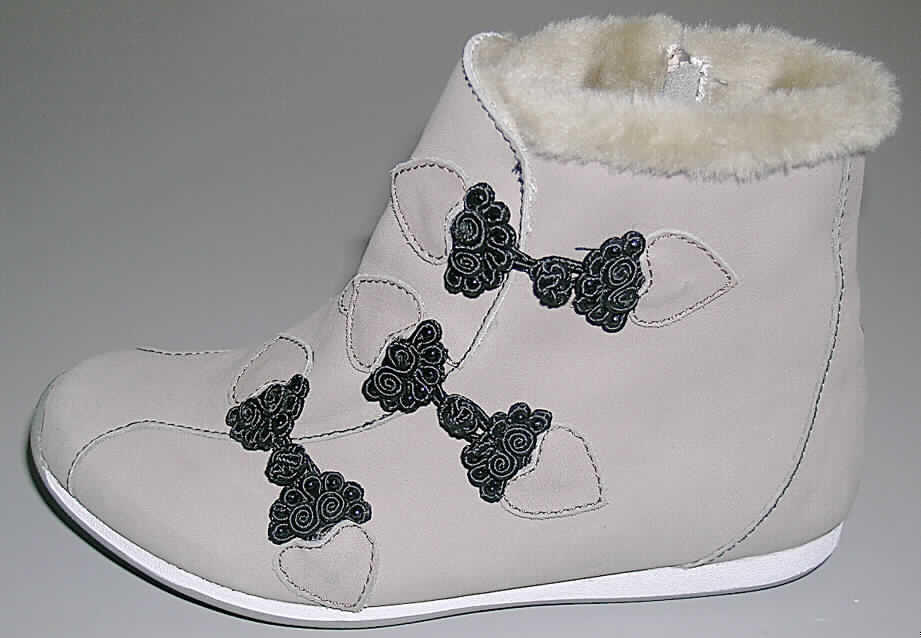 Freizeitschuhe - siehe Abbildung
- mit Laufsohlen aus Kautschuk (lt. Antrag)
- mit Oberteil aus Leder
- ohne Metallschutz in der Vorderkappe
- den Knöchel, jedoch nicht die Wade bedeckend (nicht über die dickste Stelle der Wade 
  hinausreichend)
- mit einer Länge der Innensohle von weniger als 24 cm
- mit Randeinfassung aus Plüschgewirke und verziert mit stilisierten Verschlüssen