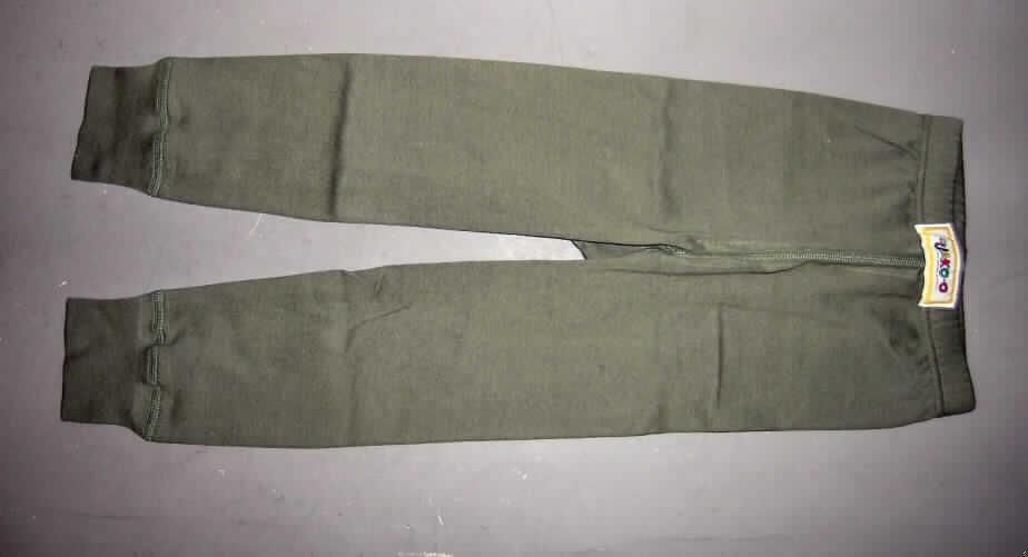 Lange Unterhose, Art. Nr. 590-065, Größe 92/98, siehe Foto
- aus 0,8 dicken, einfarbigen Gewirken aus lt. Antrag 100 % Baumwolle,
- in der Taille abschließend, mit einem 2,5 cm breiten, elastischen Taillenbund,
- ohne Öffnung und ohne Verschluss,
- ohne Merkmale, die auf einen bestimmten Trägerkreis (Knaben oder Mädchen) 
  hinweisen (unisex),
- mit knöchellangen Hosenbeinen; an den Beinabschlüssen mit angesetzten, doppelt 
  gearbeiteten, verengenden, etwa 6 cm breiten Bündchen,
- die Nähte (außer am Taillenbund) sind als Überwendlichnähte gearbeitet,
- mit Nähten an den Beininnenseiten, somit keine Strumpfhose,
- kennzeichnet sich aufgrund des Materials, des Schnitts und der Ausstattung (u.a. mit
  Überwendlichnähten) als lange Unterhose.