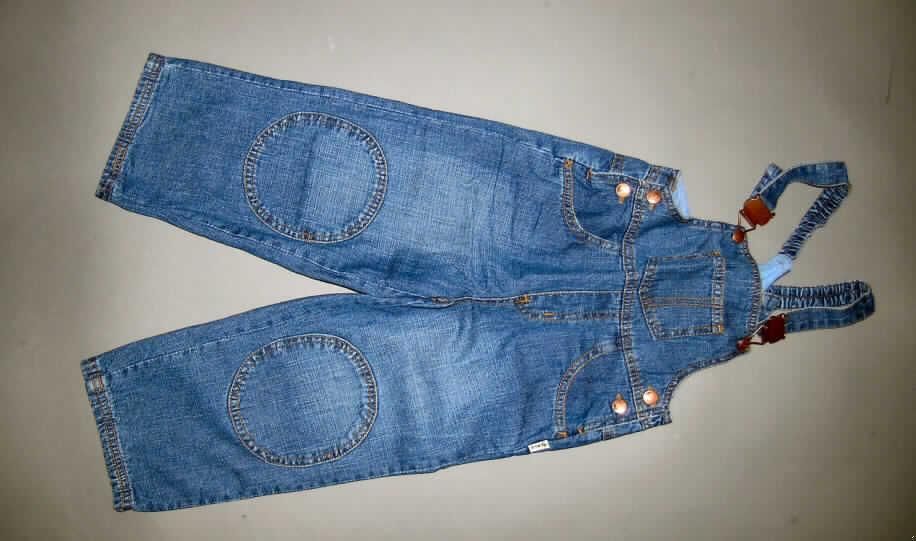Latzhose, sog. Jeans-Latzhose, Art. Nr. 594-589, Größe 92/98, siehe Foto
- aus 0,8 mm dicken, buntgewebten Geweben aus lt. Antrag 100 % Baumwolle,
- durchgehend gefüttert,
- mit einem Vorder- und Rückenlatz,
- mit verstellbaren, teilweise elastischen Trägern,
- auf dem Vorderlatz mit einer aufgesetzten Tasche,
- im Rückenteil, im Bereich der Taille elastisch gearbeitet, 
- in der Taille seitlich mit Knöpfen zu schließen,
- ohne Hinweise, die auf den Trägerkreis (Knaben oder Mädchen) schließen lassen (unisex),
- vorn mit offenen, eingesetzten Taschen sowie zwei aufgesetzten Gesäßtaschen,
- mit langen Hosenbeinen, an den Beinabschlüssen durch
  Umschlagen und Festnähen gesäumt,
- aufgrund der Konfektionsgröße 92/98 keine Kleidung für Kleinkinder 
  (Position 6209).