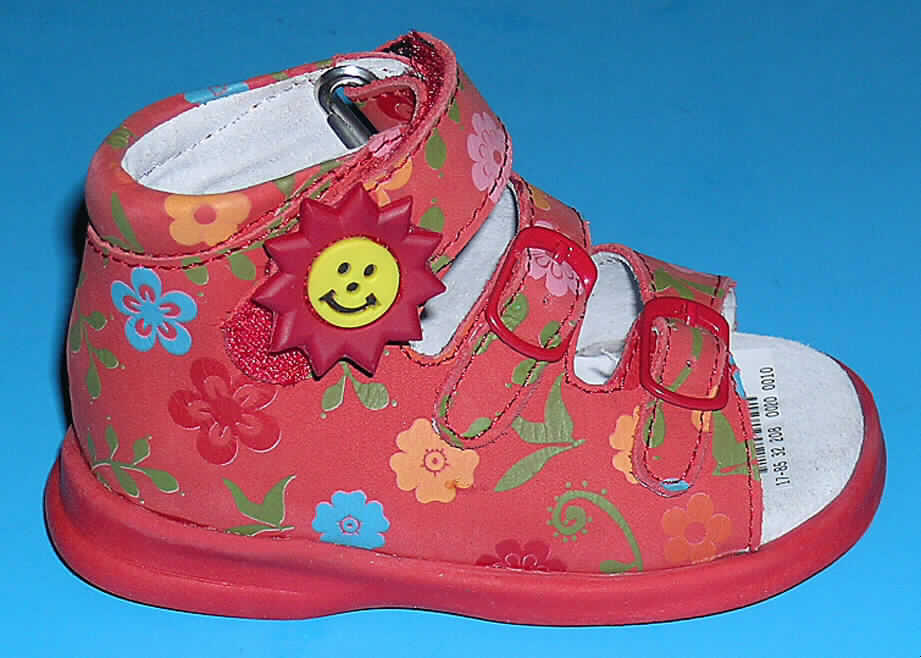 Freizeitsandalen für Kinder (lt. Antrag: "Kindersandalen", siehe Foto)
- mit Laufsohlen aus (lt. Antrag) Kunststoff,
- mit zehenfreiem Oberteil (nicht geschlossenes Blatt) aus Leder,
- den Knöchel, jedoch nicht die Wade bedeckend (nicht über die dickste Stelle der Wade 
  hinausreichend),
- mit einer Länge der Innensohle von weniger als 24 cm,
- mit zwei Schnallenverschlüssen sowie einem Klettverschluss versehen,
- nach der Konzeption und Ausstattung nicht für eine sportliche Betätigung geeignet