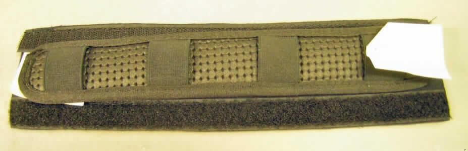 Sattlerware für Tiere, sog. Kopfriemenpolster, Art. Nr. 246 05, siehe Foto,
- rechteckiger Zuschnitt mit abgerundeten Ecken mit den Abmessungen 27 x 4,5 cm,
- doppellagig; aus ca. 3,5 mm dicken, zweilagigen Flächenerzeugnissen der Position 5906;
  aus einfarbigem, gerautem, dichtem Gewirke, das auf der Außenseite mit einer geprägten
  Lage aus Zellkautschuk (Quadratmetergewicht augenscheinlich unter 1500 g) überzogen 
  ist; das Gewirke ist jedoch geraut und dient damit nicht nur der Verstärkung,
- entlang dem Rand mit einem schmalen Band aus Geweben eingefasst,
- auf einer Seite mit vier angenähten, elastischen Bändern versehen,
- zum Aufziehen auf den Kopfriemen am Zaumzeug von Pferden bestimmt,
- dient dem Schutz des Pferds vor Scheuerstellen (Schutzvorrichtung).