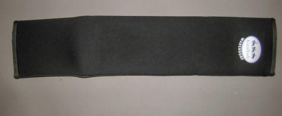 Sattlerware für Tiere, sog. Sattelgurtschoner, Art. Nr. 150 03 und 150 05, siehe Foto,
- schlauchförmig zusammengenähte Sattelgurtschoner,
- aus einem ca. 4,5 mm dicken, dreilagigen Flächenerzeugnis der Position 5906; 
  mit einer Außen- und Innenlage aus einfarbigen, dichten Gewirken aus Spinnstoffen und 
  einer Zwischenlage aus Zellkautschuk (Quadratmetergewicht augenscheinl. unter 1500 g),
- an den beiden Enden mit einem schmalen Band aus Geweben eingefasst,
- in zwei Längen, mit den Abmessungen ca. 75 bzw. 50 x 12 cm,
- zum Aufziehen auf die Sattelgurte von Pferden bestimmt,
- dient dem Schutz des Pferds vor Scheuerstellen (Schutzvorrichtung).
