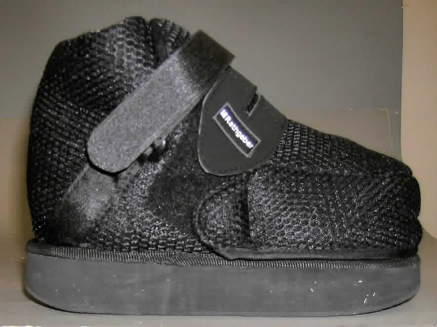 Therapieschuh; lt. Antrag: "Rathgeber Verbandschuh", Art.-Nr,:05 5905 - siehe Abbildung
- mit Laufsohlen aus Kunststoff
- mit Oberteil aus Spinnstoffen
- mit zwei Klettverschlüssen
- kennzeichnet sich nicht als orthopädische Vorrichtung/orthopädischer Schuh der 
  Position 9021, da er nicht dem Korrigieren orthopädischer Leiden dient; der (postoperative) 
  Schuh ermöglicht lediglich ein leichteres Gehen und eine bessere Mobilität des Patienten
- stückweise in einem Schuhkarton verpackt