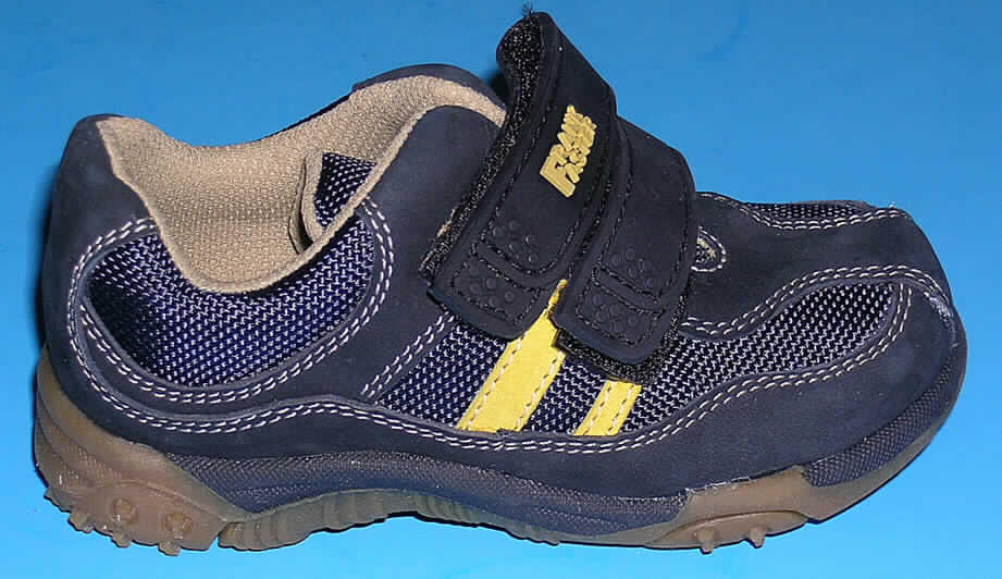 Trainingsschuhe (lt. Antrag: "Kinderhalbschuhe", siehe Foto)
- mit Laufsohlen aus Kunststoff,
- mit Oberteil (geschlossenes Blatt) aus Leder (den größten Teil der Außenfläche bildend)
  und Spinnstoff,
- auf das Oberteil sind im Seitenbereich Stücke aus Leder als Verstärkungsteile aufgesetzt,
- nicht mit Dornen, Krampen, Klammern, Stollen oder ähnlichen Vorrichtungen versehen oder 
  für deren Anbringung hergerichtet (keine Sportschuhe),
- ohne Metallschutz in der Vorderkappe,
- nicht den Knöchel bedeckend,
- mit einer Länge der Innensohle von weniger als 24 cm,
- (lt. ergänzenden Antragsangaben) mit einem cif-Preis je Paar von weniger als 9 Euro,
- mit zwei Klettverschlüssen versehen