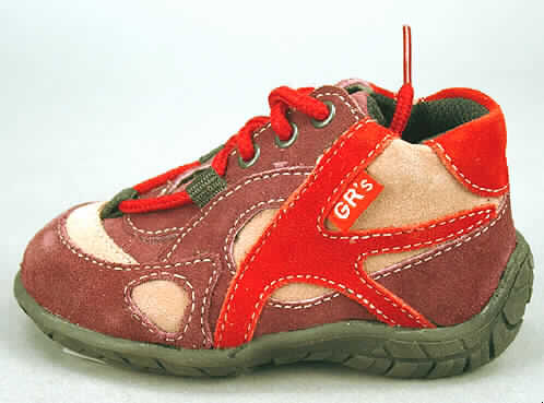 Freizeitstiefel für Kinder (lt. Antrag: "Kinderschuhe", siehe Photographie)
- mit Laufsohlen aus (lt. Antrag) Kunststoff,
- mit Oberteil (geschlossenes Blatt) aus Leder,
- auf das Oberteil sind an mehreren Stellen Stücke aus Leder als Verstärkungsteile
  aufgesetzt,
- ohne Metallschutz in der Vorderkappe,
- den Knöchel, jedoch nicht die Wade bedeckend (nicht über die dickste Stelle der Wade 
  hinausreichend),
- mit einer Länge der Innensohle von weniger als 24 cm,
- nach der Konzeption und Ausstattung nicht für eine sportliche Betätigung geeignet