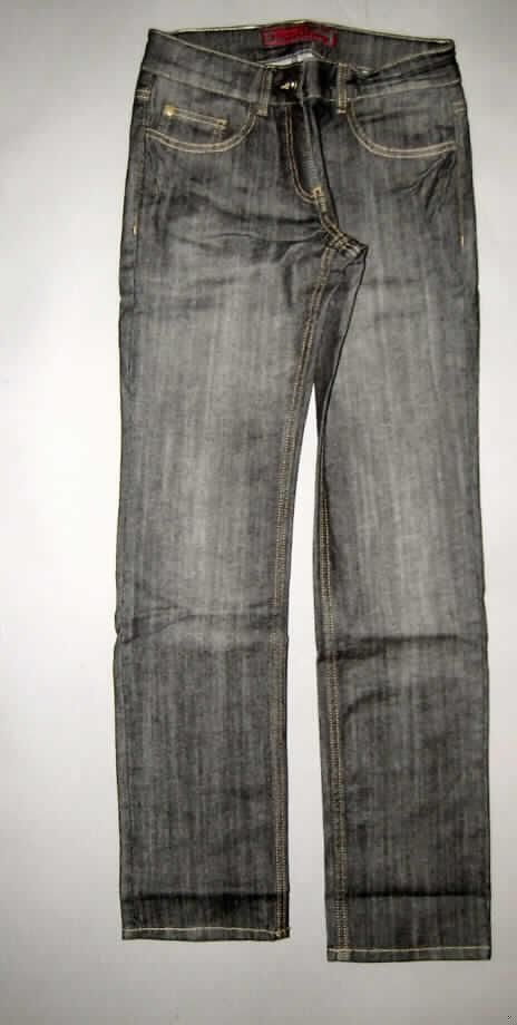 Lange Hose für Mädchen, sog. Jeans Black, Artikel-Nr. 596-116, Größe 158, siehe Foto,
- aus 0,9 mm dicken, buntgewebten, köperbindigen Geweben (Denim) aus laut Antrag 98 % 
  Baumwolle und 2 % Elastan (synthetische Chemiefasern),
- in der Taille abschließend mit einem angesetzten Taillenbund mit Gürtelschlaufen,
- vorn mit einer Öffnung mit Reißverschluss und einer Patte von rechts auf links 
  (Mädchenkleidung),
- in der Art einer Five-Pocket-Jeans geschnitten; vorn mit zwei eingesetzten Taschen 
  und einer aufgesetzten kleinen Tasche sowie mit zwei aufgesetzten Gesäßtaschen,
- mit knöchellangen, an den Abschlüssen gesäumten Hosenbeinen.