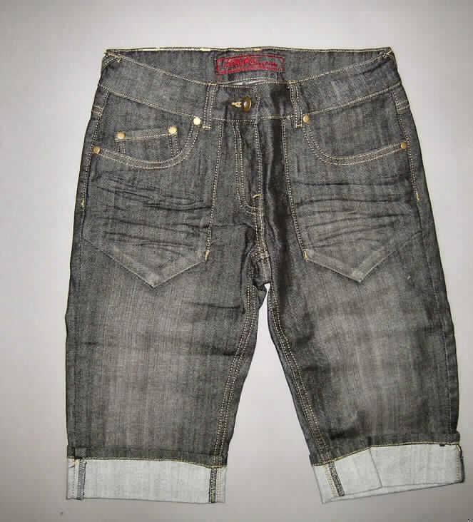 Lange Hose für Mädchen, sog. Jeansbermuda Black, Artikel-Nr. 596-115, Größe 158, siehe Foto,
- aus 0,9 mm dicken, buntgewebten, köperbindigen Geweben (Denim) aus laut Antrag 98 % 
  Baumwolle und 2 % Elastan (synthetische Chemiefasern),
- in der Taille abschließend mit einem angesetzten Taillenbund mit Gürtelschlaufen,
- vorn mit einer Öffnung mit Reißverschluss und einer Patte von rechts auf links 
  (Mädchenkleidung),
- in der Art einer Five-Pocket-Jeans geschnitten; vorn mit zwei eingesetzten Taschen 
  und einer aufgesetzten kleinen Tasche sowie mit zwei aufgesetzten Gesäßtaschen,
- mit Hosenbeinen, die über die Knie hinausreichen (Seitenlänge 57 cm), an den Enden
  umgeschlagen (nicht fixiert), 
- an den Abschlüssen gesäumt.