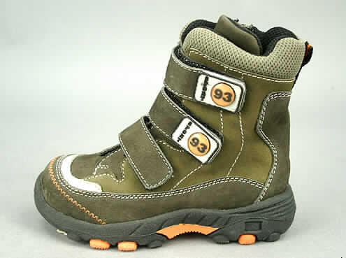 Freizeitstiefel für Kinder (lt. Antrag: "Kinderschuhe", siehe Photographie)
- mit Laufsohlen aus (lt. Antrag) Kunststoff,
- mit Oberteil (geschlossenes Blatt) aus Leder (den größten Teil der Außenfläche bildend)
  und Spinnnstoff,
- auf das Oberteil ist im Fersenbereich ein Stück aus Spinnstoff als Verstärkungsteil
  aufgesetzt,
- ohne Metallschutz in der Vorderkappe,
- den Knöchel, jedoch nicht die Wade bedeckend (nicht über die dickste Stelle der Wade 
  hinausreichend),
- mit einer Länge der Innensohle von weniger als 24 cm,
- nach der Konzeption und Ausstattung nicht für eine sportliche Betätigung geeignet