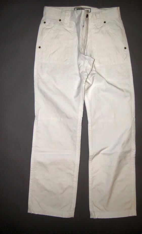 Lange Hose für Knaben, sog. Canvas Hose, Artikelnr. 596-110, Größe 158, siehe Foto,
- aus 0,6 mm dicken, einfarbigen Geweben aus lt. Antrag 100 % Baumwolle,
- in der Taille abschließend mit einem Taillenbund mit Gürtelschlaufen,
- vorn mit einer Öffnung mit Reißverschluss, die von einer Patte von links auf rechts 
  verdeckt wird (Knabenkleidung),
- vorn mit verschiedenen Eingriffstaschen und mit zwei aufgesetzten Gesäßtaschen, 
- mit knöchellangen Hosenbeinen, an den Beinabschlüssen gesäumt.