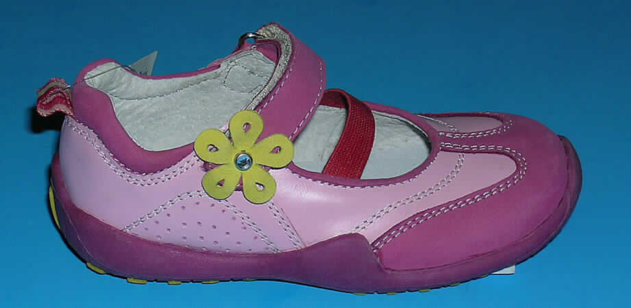 Freizeitschuhe (lt. Antrag: "Kinderhalbschuhe", siehe Foto)
- mit Laufsohlen aus Kunststoff,
- mit Oberteil (geschlossenes Blatt) aus Leder,
- auf das Oberteil ist im Vorderfußbereich ein Stück aus Leder und im Fersenbereich ein 
  Stück aus Spinnstoff zur Verstärkung aufgesetzt,
- ohne Metallschutz in der Vorderkappe,
- nicht den Knöchel bedeckend,
- mit einer Länge der Innensohle von weniger als 24 cm,
- mit einem Klettverschluss sowie einem elastischen Spinnstoffband über dem Spann
  versehen,
- nach der Konzeption und Ausstattung nicht für eine sportliche Betätigung geeignet