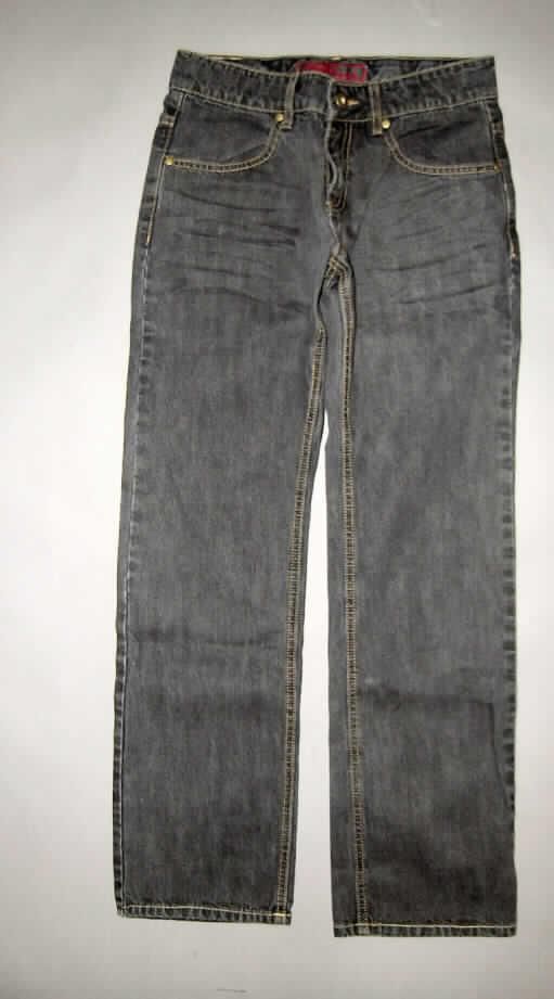 Lange Hose für Knaben, sog. Jeans black Jungs, Artikelnr. 596-111, Größe 158, siehe Foto,
- aus 0,9 mm dicken, buntgewebten Geweben (Denim) aus lt. Antrag 100 % Baumwolle,
- in der Taille abschließend mit einem Taillenbund mit Gürtelschlaufen,
- vorn mit einer Öffnung mit Reißverschluss und einer Patte von links über rechts
  (Knabenkleidung),
- vorn mit zwei eingesetzten Taschen und mit zwei aufgesetzten Gesäßtaschen, 
- mit knöchellangen Hosenbeinen, an den Beinabschlüssen gesäumt.