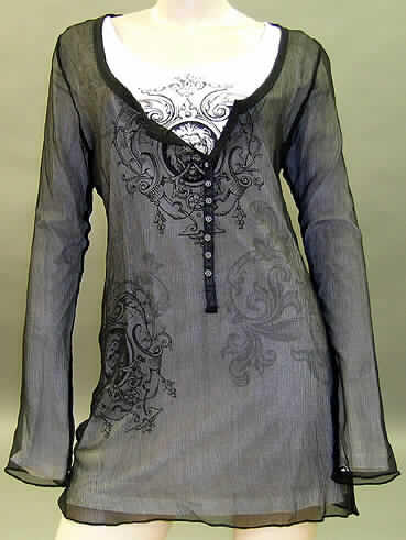Kleid für Frauen, sog. T-Shirt (Art. W 207-202306), Größe 38, siehe Foto,
- doppellagig gearbeitet; die beiden Lagen sind an den Schulternähten dauerhaft zusammengenäht:
-- mit einer oberen Lage aus 0,4 mm dicken, einfarbigen, durchscheinenden, gecrinkelten Geweben aus 
    lt. ergänzenden Antragsangaben 100% Seide und 
-- mit einer unteren Lage aus 0,5 mm dicken, bedruckten Gewirken aus lt. Antrag 100% Baumwolle,
-- vom Umfang her sind beide Flächenerzeugnisse annnähernd gleich, aufgrund des Wertes 
   überwiegen die Gewebe aus Seide und bestimmen den Charakter des Kleidungsstücks, 
   somit u.a. keine Ware der Position 6109,
- über den Schritt reichend (Rückenlänge: 82 cm); kann somit aufgrund der Länge ohne ein 
  weiteres, 
  den Unterkörper bedeckendes Kleidungsstück (Rock/Hose) getragen werden,
- mit einem runden Ausschnitt ohne Öffnung und ohne Verschluss; die obere Lage weist 
  einen tiefer angesetzten Ausschnittt mit kurzer Öffnung und Knopfverschluss auf,
- mit langen Ärmeln, 
- an den unteren Rändern gesäumt,
- die beiden zusammengenähten Lagen erwecken den optischen Eindruck, als würde ein 
  langärmeliges T-Shirt unter einer Hemdbluse getragen werden.