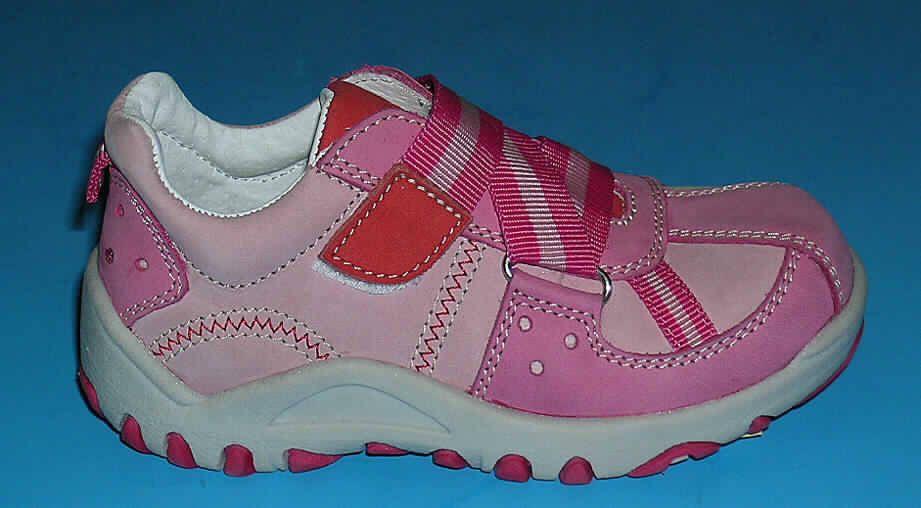 Trainingsschuhähnliche Schuhe (lt. Antrag: "Kinderhalbschuhe", siehe Foto)
- mit Laufsohlen aus Kunststoff,
- mit Oberteil (geschlossenes Blatt) aus Leder,
- auf das Oberteil sind an mehreren Stellen Stücke aus Leder und Spinnstoff als  
  Verstärkungsteile aufgesetzt,
- nicht mit Dornen, Krampen, Klammern, Stollen oder ähnlichen Vorrichtungen versehen oder 
  für deren Anbringung hergerichtet (keine Sportschuhe),
- ohne Metallschutz in der Vorderkappe,
- nicht den Knöchel bedeckend,
- mit einer Länge der Innensohle von weniger als 24 cm,
- (lt. ergänzenden Antragsangaben) mit einem cif-Preis je Paar von weniger als 9 Euro,
- mit einem ca. 2 cm breiten, festen, zickzackartig über den Spann verlaufenden 
  Spinnstoffband mit Klettverschluss (gewährleistet die für einen 
  trainingsschuhähnlichen Schuh notwendige Stabilität des Fußes im Schuh)