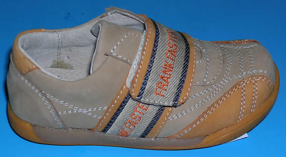 Trainingsschuh ähnlicher Schuh (lt. Antrag: "Kinderhalbschuhe", siehe Foto)
- mit Laufsohlen aus Kunststoff,
- mit Oberteil (geschlossenes Blatt) aus Leder,
- auf das Oberteil sind im Seitenbereich Stücke aus Leder und Spinnstoff als Verstärkungs-
  teile aufgesetzt,
- nicht mit Dornen, Krampen, Klammern, Stollen oder ähnlichen Vorrichtungen versehen oder 
  für deren Anbringung hergerichtet (keine Sportschuhe),
- ohne Metallschutz in der Vorderkappe,
- nicht den Knöchel bedeckend,
- mit einer Länge der Innensohle von weniger als 24 cm,
- (lt. ergänzenden Antragsangaben) mit einem cif-Preis je Paar von weniger als 9 Euro,
- mit einem breiten Klettverschluss versehen (gewährleistet die für einen trainingsschuh-
  ähnlichen Schuh notwendige Stabilität des Fußes im Schuh)