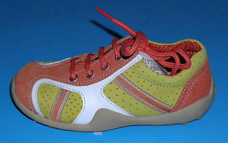 Trainingsschuhe (lt. Antrag: "Kinderhalbschuhe", siehe Foto)
- mit Laufsohlen aus Kunststoff,
- mit Oberteil (geschlossenes Blatt) aus Leder,
- auf das Oberteil sind im Seitenbereich Stücke aus Leder und Spinnstoff als Verstärkungs-
  teile aufgesetzt,
- nicht mit Dornen, Krampen, Klammern, Stollen oder ähnlichen Vorrichtungen versehen oder 
  für deren Anbringung hergerichtet (keine Sportschuhe),
- ohne Metallschutz in der Vorderkappe,
- nicht den Knöchel bedeckend,
- mit einer Länge der Innensohle von weniger als 24 cm,
- (lt. ergänzenden Antragsangaben) mit einem cif-Preis je Paar von weniger als 9 Euro,
- mit einem Schnürsenkelverschluss versehen