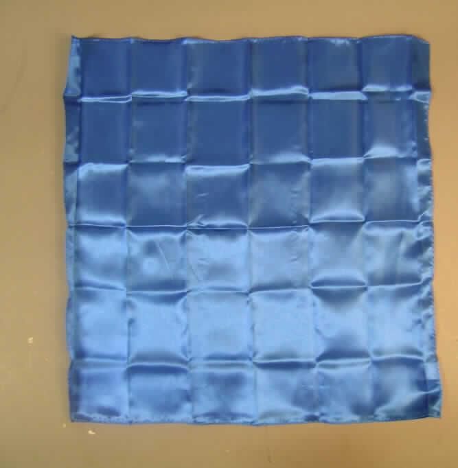 Ziertaschentuch, siehe Foto
- aus 0,2 mm dicken, einfarbigen Geweben aus laut Textiletikett 100 % Polyester
  (synthetische Chemiefasern),
- in annähernd quadratischer Form mit den Abmessungen etwa 50 cm x 50 cm,
- an den Rändern durch Umschlagen und Festnähen gesäumt, somit konfektioniert,
- aufgrund der Abmessungen (weniger als 60 cm auf jeder Seite) kein Halstuch der 
  Position 6214.