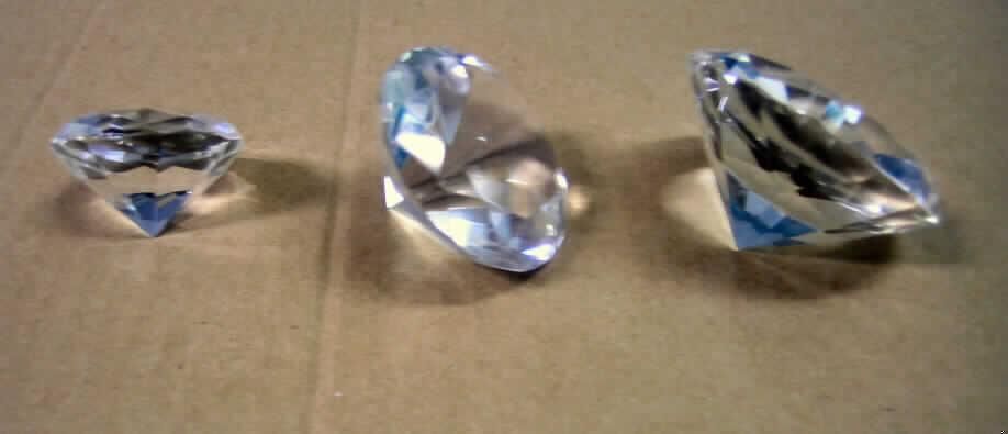 Nachahmungen von Edelsteinen, sog. "Deko-Diamanten aus Kristall, 3-er Set, Art.-Nr.: 78466, drei Stück in unterschiedlichen Größen, verpackt in einem Pappkarton, siehe Foto,
- Diamanten aus (lt. ergänzenden Antragsangaben) gewöhnlichem Glas,
- mit Durchmessern von ca. 6, 4,5 und 3,5 cm, 
- augenscheinlich geschliffen und mechanisch poliert, 
- mit Brilliantschliff,
- verpackt in einer handelsüblichen Verkaufsumschließung.