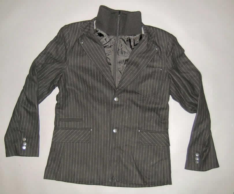 Jacke für Männer, sog. Herren Sakko Streifen, Art.-Nr. 594-784, Größe 52, siehe Foto,
- aus 1 mm dicken, buntgewebten Geweben (Nadelstreifen) aus lt. Antrag 60 % Wolle
  und 40 % Viskose (künstliche Chemiefasern),
- durchgehend leicht gefüttert, 
- über den Schritt, aber nicht über den halben Oberschenkel reichend (Rückenlänge: 78 cm), 
  u. a. aufgrund der geringen Rückenlänge kein Mantel,
- mit einem Reverskragen,
- an beide Vorderteile und im Nacken ist ein herausnehmbarer Einsatz eingeknöpft, der 
  im Brustbereich aus einem dreilagigen, abgeteilt versteppten Flächenerzeugnis, mit 
  einer Außenseite aus Gewebe und einem daran angenähten, gerippt gewirkten, hohen 
  Stehkragen gearbeitet ist,  
- vorn mit einer durchgehenden Öffnung, die mit zwei Knöpfen von links über rechts 
  geschlossen wird (Männerkleidung); der Einsatz weist einen Reißverschluss auf,
- mit langen Ärmeln,
- mit einer aufgesetzten Brusttasche und unterhalb der Taille mit zwei eingesetzten Taschen 
  mit Taschenpatte sowie oberhalb der linken Tasche mit einer zusätzlichen kleinen, einge-
  setzten Tasche,
- am unteren Rand gesäumt, im Rückenteil mit einem Mittelschlitz,
- wird aufgrund des Schnitts, des Materials und der Ausstattung nicht als äußerstes
  Kleidungsstück über jeder anderen Kleidung getragen (somit kein den Windjacken
  ähnliches Kleidungsstück oder Kurzmantel der Position 6201).