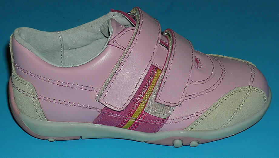 Trainingsschuhe (lt. Antrag: "Kinderhalbschuhe", siehe Foto)
- mit Laufsohlen aus Kunststoff,
- mit Oberteil (geschlossenes Blatt) aus Leder,
- auf das Oberteil sind im Seitenbereich Stücke aus Leder und Spinnstoff als Verstärkungs-
  teile aufgesetzt,
- nicht mit Dornen, Krampen, Klammern, Stollen oder ähnlichen Vorrichtungen versehen oder 
  für deren Anbringung hergerichtet (keine Sportschuhe),
- ohne Metallschutz in der Vorderkappe,
- nicht den Knöchel bedeckend,
- mit einer Länge der Innensohle von weniger als 24 cm,
- (lt. ergänzenden Antragsangaben) mit einem cif-Preis je Paar von weniger als 9 Euro,
- mit zwei Klettverschlüssen versehen