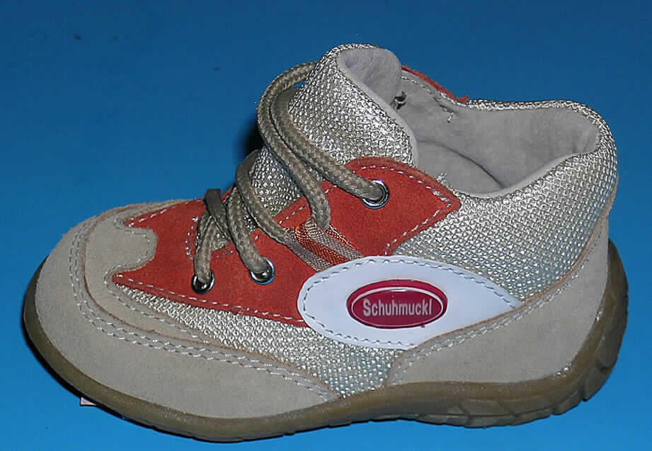 Freizeitstiefel für Kinder (lt. Antrag: "Kinderschuhe", siehe Foto)
- mit Laufsohlen aus (lt. Antrag) Kunststoff,
- mit Oberteil (geschlossenes Blatt) aus Leder (den größten Teil der Außenfläche bildend)
  und Spinnstoff,
- auf das Oberteil sind im Seitenbereich Stücke aus Leder als 
  Verstärkungsteile aufgesetzt,
- ohne Metallschutz in der Vorderkappe,
- den Knöchel, jedoch nicht die Wade bedeckend (nicht über die dickste Stelle der Wade 
  hinausreichend),
- mit einer Länge der Innensohle von weniger als 24 cm,
- mit Schnürsenkelverschluss,
- nach der Konzeption und Ausstattung nicht für eine sportliche Betätigung geeignet