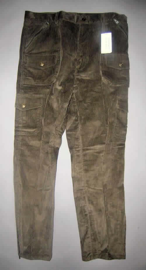 Lange Hose für Männer, sog. Hose aus Cord oliv, Art.-Nr. 116721, Größe 54, siehe beigefügtes
Foto,
- aus 1,2 mm dicken, einfarbigen Geweben aus Rippenschusssamt, aufgeschnitten; aus lt.
  Antrag 100 % Baumwolle,
- gefüttert, 
- in der Taille abschließend, mit einem angesetzten Taillenbund mit Gürtelschlaufen,
- vorn mit einer Öffnung mit Reißverschluss, verdeckt von einer Patte mit Knopfverschluss
  im Bund von links über rechts (Männerkleidung),
- auf der Vorderseite mit zwei seitlich eingesetzten Taschen mit Reißverschluss, wobei auf
  diesen beiden Taschen jeweils eine kleine Tasche mit Patte aufgesetzt ist; seitlich auf
  den Hosenbeinen mit zwei aufgesetzten Taschen mit Patte; mit einer eingesetzten Gesäßtasche
  mit Patte,
- mit knöchellangen Hosenbeinen,
- an den Beinabschlüssen durch Umschlagen und Festnähten gesäumt; seitlich mit ca. 22 cm hoch
  reichenden Reißverschlüssen.