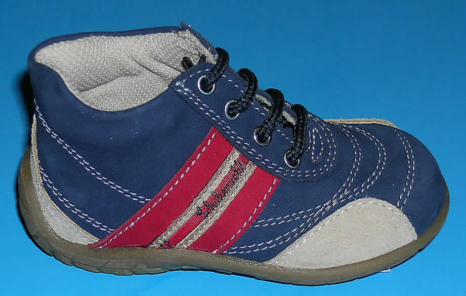 Freizeitstiefel für Kinder (lt. Antrag: "Kinderschuhe", siehe Foto)
- mit Laufsohlen aus (lt. Antrag) Kunststoff,
- mit Oberteil (geschlossenes Blatt) aus Leder,
- auf das Oberteil sind an mehreren Stellen Stücke aus Leder und Spinnstoff als 
  Verstärkungsteile aufgesetzt,
- ohne Metallschutz in der Vorderkappe,
- den Knöchel, jedoch nicht die Wade bedeckend (nicht über die dickste Stelle der Wade 
  hinausreichend),
- mit einer Länge der Innensohle von weniger als 24 cm,
- mit Schnürsenkelverschluss,
- nach der Konzeption und Ausstattung nicht für eine sportliche Betätigung geeignet
