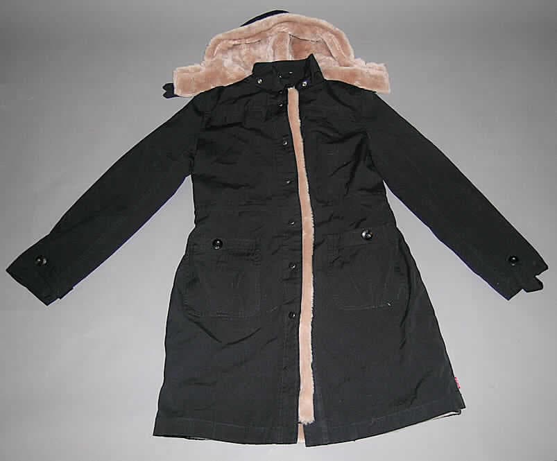 Parka für Frauen, sog. Parka  # 226701, Gr. M, siehe Fotos,
- aus 0,6 mm dicken, einfarbigen Geweben aus lt. Antrag 100 % Baumwolle,
- bis über die Mitte der Oberschenkel, aber nicht bis zu den Knien reichend 
  (Rückenlänge 91 cm),
- Stückgewicht 1.610 g,
- mit leicht gefütterten Vorder- und Rückenteilen und wattiert versteppt gefütterten Ärmeln,
  zusätzlich mit einem angeknöpften, herausnehmbaren Futter aus Plüschgewirken, das mit 
  einem leichten Gewebe unterlegt ist; kann aufgrund der Machart (u.a. angenähte Schlaufen
  am oberen Rand, sichtbare Etiketten) und der Art des Druckknopfverschlusses
  nicht separat als Kleidungsstück getragen werden,
- mit Schulter- und Rückensattel,
- mit Stehkragen,
- mit einer abnehmbaren Kapuze, mit Plüschgewirken unterlegt; am Rand mit Besatz 
  aus Plüschgewirken, 
- vorn mit einer durchgehenden Öffnung mit Druckknopfverschluss, mit Überlappung von
  rechts auf links (Frauenkleidung),
- mit langen Ärmeln, an den Enden mit nicht verstellbaren Riegeln, 
- mit zwei offenen Außentaschen unterhalb der Taille,
- seitlich in Taillenhöhe mit einem Tunnelzug zu verengen,
- am unteren Rand und an den Ärmelenden durch Umschlagen und Festnähen gesäumt,
- wird über jeder anderen Kleidung getragen und bietet Schutz gegen Kälte, Wind und 
  Regen (somit u.a. keine Jacke der Position 6204),
- erfüllt aufgrund des Schnitts und der Ausstattung die Voraussetzungen 
  zur Einreihung als Parka.