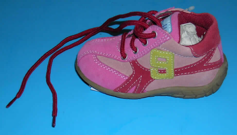 Freizeitstiefel für Kinder (lt. Antrag: "Kinderschuhe", siehe Foto)
- mit Laufsohlen aus (lt. Antrag) Kunststoff,
- mit Oberteil (geschlossenes Blatt) aus Leder,
- auf das Oberteil sind an mehreren Stellen Stücke aus Leder als Verstärkungsteile
  aufgesetzt,
- ohne Metallschutz in der Vorderkappe,
- den Knöchel, jedoch nicht die Wade bedeckend (nicht über die dickste Stelle der Wade 
  hinausreichend),
- mit einer Länge der Innensohle von weniger als 24 cm,
- mit Schnürsenkelverschluss,
- nach der Konzeption und Ausstattung nicht für eine sportliche Betätigung geeignet