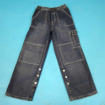 Lange Hose, sog. Spezial Jeans für Jungs, Art. 592-216, Größe 128/134, s. Abb.;
- aus 0,9 mm dicken, buntgewebten Geweben (lt. Untersuchungsergebnis Denim) aus lt. 
  Antrag 100% Baumwolle,
- in der Taille abschließend, mit einem 3,5 cm breiten, elastischen Taillenbund, mit
  Gürtelschlaufen,
- ohne Öffnung und ohne Verschluß, ohne Merkmale, die auf einen bestimmten Trägerkreis
  (Knaben / Mädchen) hinweisen (unisex); unterhalb des Taillenbundes mit einer Patte ohne 
  Eingriffsmöglichkeit als Verschlussattrappe (sog. Blindpatte), damit keine lange Hose
  für Knaben,
- mit zwei seitlich eingesetzten Taschen auf der Vorderseite, zwei aufgesetzten Gesäß- 
  taschen sowie einer aufgesetzten Tasche auf dem linken Oberschenkel, 
- im Kniebereich mit aufgesetzten Gewebezuschnitten verstärkt,
- mit knöchellangen Hosenbeinen,
- im Wadenbereich an den Außen- und Innennähten der Hosenbeine mit Zierknöpfen
  ausgestattet,
- an den Beinabschlüssen durch Umschlagen und Festnähen gesäumt.
