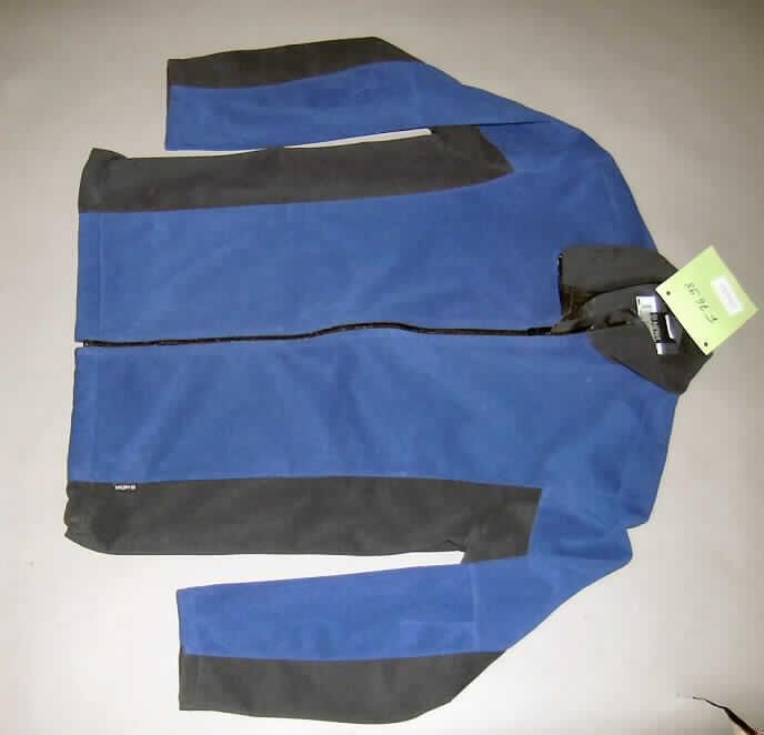 Blouson, sog. H.-Fleece Jacke, Artikel: 7698-626, Größe 50, siehe beigefügtes Foto,
- aus 2,0 mm dicken, zweilagigen, durch Kleben miteinander verbundenen Flächenerzeugnissen
  mit einer Außenlage aus verschiedenen, einfarbigen, einseitig gerauten Gewirken und einer
  Innenlage aus einfarbigen, glatten Gewirken aus lt. Antrag 100% Polyester (synthetische
  Chemiefasern),
- ungefüttert,
- über die Taille reichend (Rückenlänge: 78 cm),
- mit Stehkragen,
- vorn mit einer durchgehenden Öffnung mit Reißverschluss, der bis in die Kragenspitzen
  reicht, ohne Überlappung,
- ohne Merkmale, die auf einen bestimmten Trägerkreis hinweisen (unisex),
- mit langen Ärmeln, die über den unteren Rand des Kleidungsstücks hinausreichen, 
- mit zwei eingesetzten Taschen mit Reißverschluss unterhalb der Taille,
- mit einem verengenden Tunnelzug am unteren Rand,
- erfüllt aufgrund des Schnitts und der Ausstattung die Voraussetzungen zur Einreihung 
  als Blouson, somit keine Jacke der Position 6104 und auch kein Kleidungsstück der Position
  6110.