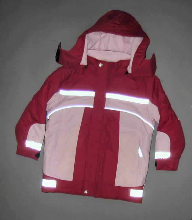 Anorak für Knaben, sog. Robustjacke, Artikelnummer: 596-053, Größe 104/110, siehe
beigefügtes Foto,
- aus verschiedenen, 0,3 mm dicken, einfarbigen Geweben aus lt. Antrag 100% Polyester
  (synthetische Chemiefasern), die Gewebe sollen lt. Antrag  mit Kunststoff (Polyurethan)
  bestrichen sein, ein Bestreichen mit Kunststoff ist mit bloßem Auge jedoch nicht wahrnehmbar
  (somit keine Meterware der Position 5903 und damit keine Kleidung der Position 6210),
- wattiert und abgesteppt gefüttert,
- über den Schritt reichend (Rückenlänge: 52 cm),
- mit einer durch Reißverschluss abtrennbaren Kapuze,
- mit Stehkragen,
- vorn mit einer durchgehenden Öffnung mit Reißverschluss und Patte mit Klettverschluss
  von links über rechts (Knabenkleidung),
- mit langen Ärmeln, die nicht über den Hauptkörper hinausreichen (somit kein Blouson); 
  an den elastischen Abschlüssen durch einen Klettriegel zu verengen; mit einem innen
  eingenähten, doppelt gearbeiteten Bund aus gerippten Gewirken (sog. Windfang),
- vorn mit zwei eingesetzten Taschen mit Reißverschluss unterhalb der Taille,
- mit reflektierenden Paspeln,
- am unteren Rand mit einem verengenden Tunnelzug,
- wird als äußerstes Kleidungsstück über jeder anderen Kleidung getragen und bietet Schutz 
  gegen das Wetter (somit keine Jacke der Position 6203).