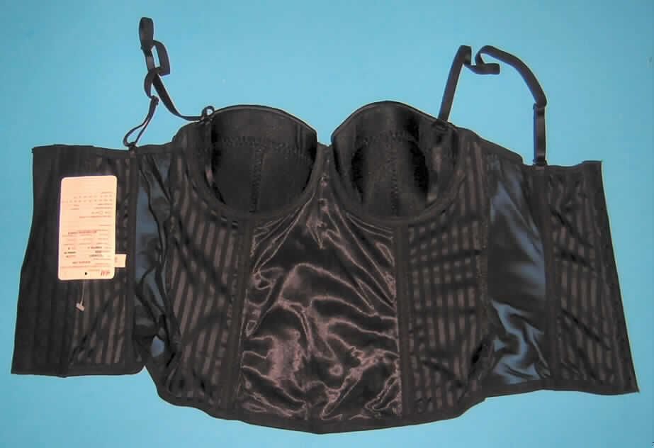 Bluse für Frauen, sog. Corset, Artikel Renata 1338, Größe S, siehe beigefügtes Fotos,
- aus 0,3 mm dicken, leichten, einfarbigen, musterbildend gewebten Geweben aus lt. Antrag 
  75% Polyester, 20% Nylon und 5% Elasthan (Elastomergarn; alles Chemiefasern); im Vorderteil
  teilweise mit einem 0,3 mm dicken Futter unterlegt (kennzeichnet sich aufgrund der Gesamtdicke
  noch als leichtes Kleidungsstück), 
- an den Seiten mit schmalen Einsätzen aus netzartigen Gewirken,
- über die Taille reichend (Rückenlänge: 46 cm), 
- mit schmalen, verstellbaren, abnehmbaren Schulterträgern, 
- hinten mit einer durchgehenden Öffnung mit Hakenverschluss,
- mit ausgearbeiteten, gepolsterten Büstenteilen mit Formbügeln, somit erkennbar 
  Frauenkleidung,
- an den Seiten mit eingearbeiteten Stäbchen aus Kunststoff,
- tailliert gearbeitet,
- vorn mit aufgenähten, mit Stoff überzogenen Zierknöpfen,
- an allen Rändern mit elastischen Abschlüssen,
- wird sichtbar als Oberkleidung getragen, somit u.a. kein Korsett/keine Miederware der
  Position 6212,
- erfüllt die Begriffsbestimmungen zur Einreihung als Bluse in die Position 6206, somit keine 
  andere Kleidung der Position 6211.