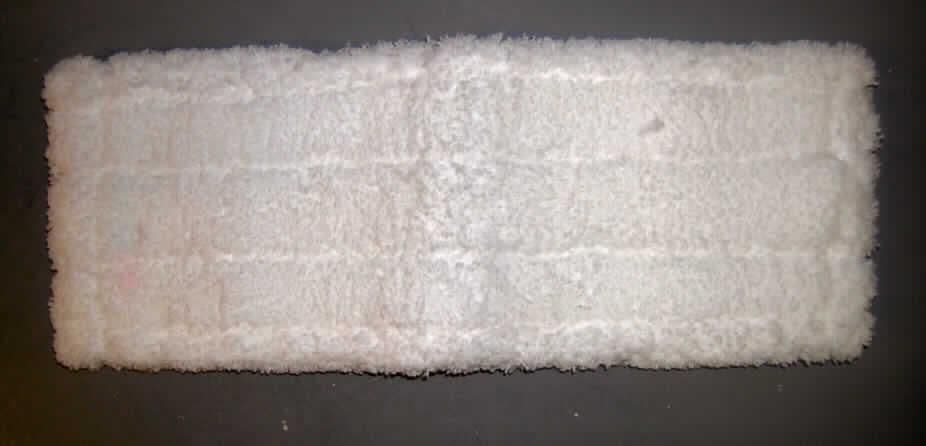 Reinigungstuch aus Geweben (Bezug für Klappmoppwischer), sog. Mopp incl. Taschen - Moby Clean Mopp, siehe Fotos,
- aus einfarbigen Plüschgeweben aus Spinnstoffen,
- rechteckig; in den Abmessungen: ca. 45 cm x 18 cm,
- auf der Unterseite sind an den beiden Schmalseiten zwei Zuschnitte aus Geweben aus
  Spinnstoffen so aufgenäht, dass der Bezug in einen Klappmoppwischer eingespannt werden kann,
- durch Zusammennähen konfektioniert; nicht handgearbeitet,
- mit vier verschiedenen einfarbigen Schlaufen aus Geweben zur Unterscheidung der 
  Reinigungsbereiche,
- keine Einreihung in die Position 9603, da das Reinigungstuch separat gestellt wird.