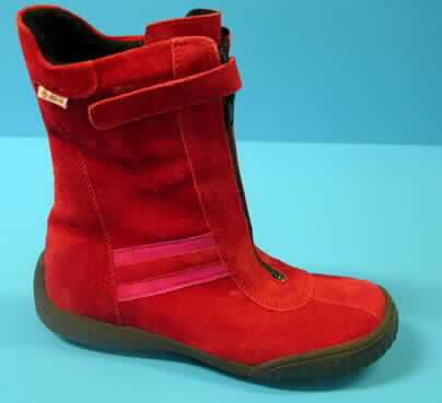 Freizeitstiefel für Kinder, lt. Antrag: Schuh Art. 593-160, siehe Foto,
- mit Laufsohlen aus (lt. Antrag) Kunststoff,
- mit Oberteil (geschlossenes Blatt) aus Leder,
- mit Verstärkungsteilen aus Leder,
- ohne Metallschutz in der Vorderkappe,
- den Knöchel, jedoch nicht die Wade bedeckend (nicht über die dickste Stelle der Wade 
  hinausreichend),
- mit einer Länge der Innensohle von weniger als 24 cm,
- mit einem Reißverschluss und einem Klettverschluss ausgestattet,
- nach der Konzeption und Ausstattung nicht für eine sportliche Betätigung geeignet.
