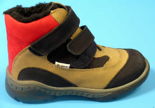 Freizeitstiefel für Kinder, lt. Antrag: Schuh Art 592-890, siehe Foto,
- mit Laufsohlen aus Kunststoff,
- mit Oberteil (geschlossenes Blatt) aus Leder,
- mit einem Futter aus Plüschgewirke,
- ohne Metallschutz in der Vorderkappe,
- den Knöchel, jedoch nicht die Wade bedeckend (nicht über die dickste Stelle der Wade 
  hinausreichend),
- mit einer Länge der Innensohle von weniger als 24 cm,
- mit zwei Klettverschlüssen ausgestattet,
- nach der Konzeption und Ausstattung nicht für eine sportliche Betätigung geeignet.