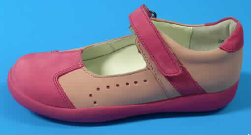 Freizeitschuhe (Ballerina), lt. Antrag Schuh Art. 592-616, siehe Foto, 
- mit Laufsohlen aus (lt. Antrag) Kunststoff,
- mit Oberteil (geschlossenes Blatt) aus Leder, 
- mit Verstärkungsteilen aus Leder,
- mit Klettverschluss,
- ohne Metallschutz in der Vorderkappe, 
- nicht den Knöchel bedeckend, 
- mit einer Länge der Innensohle von weniger als 24 cm,
- nach der Konzeption und Ausstattung nicht für eine sportliche Betätigung geeignet.