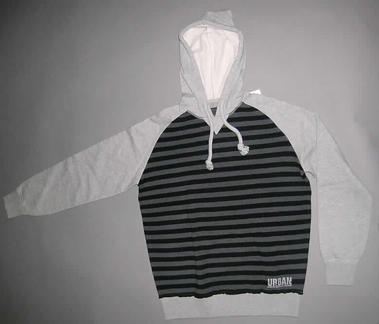 Blouson, sog. Kapuzenpullover für Männer (Art. 3011029.00.10), Größe L, siehe Foto,
- Vorder- und Rückenteil aus einem insgesamt 1,7 mm dicken, zweilagigen, durch Kleben miteinander 
  verbundenen Flächenerzeugnis; lt. ergänzenden Antragsangaben mit einer charakterbestimmenden Außenlage
  aus buntgewirkten Gewirken aus 65% Wolle und 35% Polyamid (synthetische Chemiefasern) und einer
  Innenlage aus dichten, melierten Gewirken aus 100% Baumwolle; Ärmel und Kapuze bestehen aus 1,8 mm
  dicken, melierten, auf der Innenseite gerauten Gewirken aus lt. ergänzenden Antragsangaben 
  100% Baumwolle; nach Gewicht und Wert bestimmen die zweilagigen 
  Flächenerzeugnisse von Vorder- und Rückenteil den Charakter des Kleidungsstücks,
- über den Schritt reichend (Rückenlänge: 71 cm),
- mit einer angesetzten Kapuze,
- ohne Öffnung und ohne Verschluss; ohne Merkmale, die auf einen bestimmten Trägerkreis hinweisen (unisex),
- mit langen Ärmeln, die über den unteren Rand des Kleidungsstückes hinausreichen, mit verengenden,
  gerippten Abschlüssen,
- ungefüttert,
- am unteren Rand mit einem angesetzten, doppelt gearbeiteten, verengenden Bund ausgestattet,
- das Kleidungsstück erfüllt die Voraussetzungen zur Einreihung als Blouson, somit kein Pullover der 
  Position 6110.