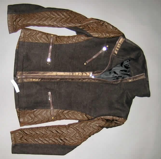 Windjackenähnliches Kleidungsstück, sog. Damenoutdoorjacke, Größe 38, siehe beigefügtes Foto,
- Kragen, überwiegender Teil des Hauptkörpers und Unterseiten der langen Ärmel aus 1,8 mm
  dicken, melierten, einseitig (Außenseite) gerauten Gewirken aus lt. Antrag 60% Wolle und
  40% Polyester (synthetische Chemiefasern),
- Oberseite der langen Ärmel und seitlicher Bereich des Hauptkörpers aus einem dreilagigen,
  durch Steppen abgeteilten Verbunderzeugnis der Position 5811, mit einer charakterbestimmenden
  Außenlage aus einfarbigen Geweben aus lt. Antrag 100% Polyamid (synthetische Chemiefasern),
  einer Zwischenlage aus Wattierungsstoff und einer Innenlage aus einfarbigen Gewirken aus lt.
  Antrag 100% Polyester,
- leicht gefüttert,
- über die Taille reichend (Rückenlänge: 59 cm),
- mit Stehkragen,
- vorn mit einer durchgehenden Öffnung mit einem bis in die Kragenspitzen reichenden
  Reißverschluss, ohne Überlappung; ohne Merkmale, die auf einen bestimmten Trägerkreis hinweisen
  (unisex); an den Rändern der durchgehenden Öffnung mit schmalen, aufgesetzten Streifen aus
  Gewirken, 
- mit langen Ärmeln,
- in der Mitte des Rückens in Längsrichtung mit einem schmalen Streifen aus Geweben aus 
  Spinnstoffen,
- mit einer eingesetzten Brusttasche mit Reißverschluss und zwei eingesetzten Taschen mit
  Reißverschluss unterhalb der Taille,
- am unteren Rand durch Umschlagen und Festnähen gesäumt,
- nach Umfang und Wert bestimmen die Gewirke den wesentlichen Charakter der Ware,
- wird üblicherweise als äußerstes Kleidungsstück über jeder anderen Kleidung getragen und 
  bietet einen bedingten Schutz gegen das Wetter (somit keine Jacke der Position 6104 und auch
  kein strickjackenähnliches Kleidungsstück der Position 6110).