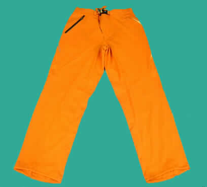 Lange Hose für Männer, sog. Pants 3L QUANTUM, Outdoor, Art. 521202, Größe 50, siehe Foto
- aus einem 0,7 mm dicken, dreilagigen, durch Kleben verbundenen Flächenerzeugnis aus 
  100 % synthetischen Chemiefasern, mit einer Außen- und Innenlage aus einfarbigen Gewirken und
  einer Zwischenlage aus Kunststofffolie (lt. Etikett 100% Polyurethan), die im Querschnitt 
  nicht mit bloßem Auge wahrnehmbar ist (kein Gewirke der Position 5903, somit keine Kleidung 
  der Position 6113), 
- in der Taille abschließend, mit einem seitlich elastischen Taillenbund, mit einem teilweise
  im Taillenbund verlaufenden Gürtel,
- vorn mit einer teilweisen Öffnung mit Reißverschluss, verdeckt von einer von links über rechts
  reichenden, im Bund mit einem Druckknopf zu schließenden Patte (Männerkleidung),
- seitlich mit einer eingesetzten Tasche mit Reißverschluss,
- auf der Rückseite im Bereich der Oberschenkel mit vier etwa 17 cm langen Ventilations-
  schlitzen mit einem Einsatz aus netzartigen, durchbrochenen Gewirken,
- mit knöchellangen Hosenbeinen, 
- an den Beinabschlüssen mit einem Tunnelzug zu verengen.
