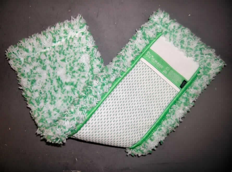 Reinigungstuch aus Geweben (Bezug für Klappmoppwischer), siehe Foto,
- aus buntgewebten Plüschgeweben aus Spinnstoffen,
- in den Abmessungen: 49 cm x 14 cm,
- auf der Unterseite sind an den beiden Schmalseiten zwei Gewebezuschnitte so aufgenäht,
  dass das Wischtuch in ein Klappmoppsystem eingespannt werden kann,
- durch Zusammennähen konfektioniert; laut ergänzenden Antragsangaben handgearbeitet.