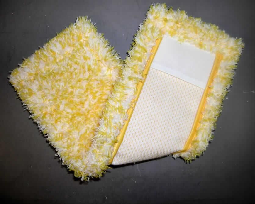 Reinigungstuch aus Geweben (Bezug für Klappmoppwischer), siehe Foto,
- aus buntgewebten Plüschgeweben aus Spinnstoffen,
- in den Abmessungen: 49 cm x 14 cm,
- auf der Unterseite sind an den beiden Schmalseiten zwei Gewebezuschnitte so aufgenäht,
  dass das Wischtuch in ein Klappmoppsystem eingespannt werden kann,
- durch Zusammennähen konfektioniert; laut ergänzenden Antragsangaben handgearbeitet.