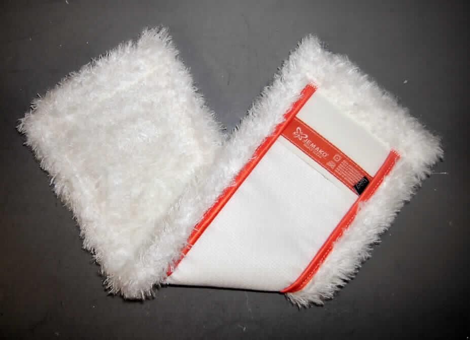 Reinigungstuch aus Geweben (Bezug für Klappmoppwischer), siehe Foto,
- aus einfarbigen Plüschgeweben aus Spinnstoffen,
- in den Abmessungen: 49 cm x 14 cm,
- auf der Unterseite sind an den beiden Schmalseiten zwei Gewebezuschnitte so aufgenäht,
  dass das Wischtuch in ein Klappmoppsystem eingespannt werden kann,
- durch Zusammennähen konfektioniert; laut ergänzenden Antragsangaben handgearbeitet.